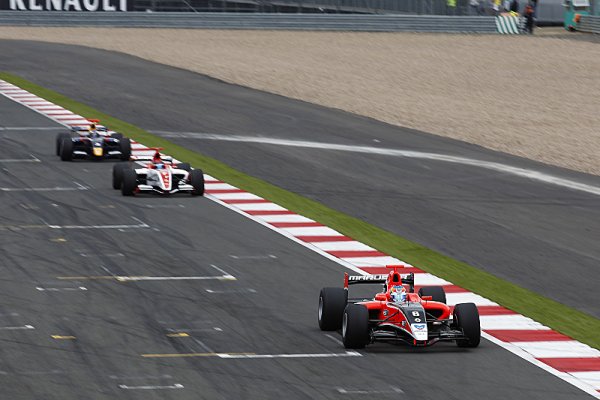 Wickens přetavil pole position ve vítězství