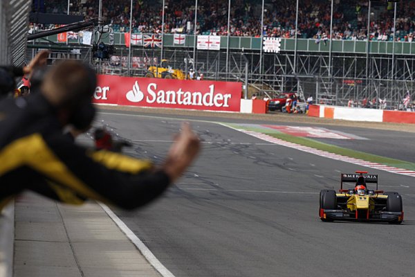 Ve sprintu se k triumfu prokousal Grosjean Ve sprintu se k triumfu prokousal Grosjean