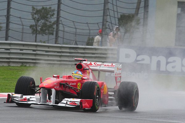 Na Istanbulu začal nejrychleji Alonso, Vettel havaroval