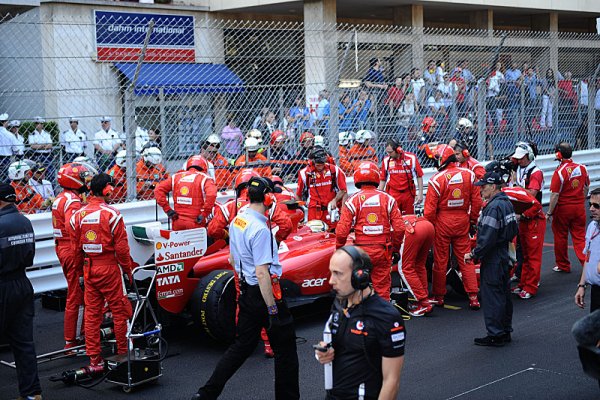 Pirelli volá po zákazu přezouvání při červené vlajce