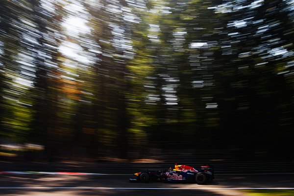 Vettel nejrychlejší i v sobotu dopoledne