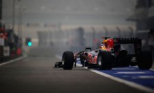 Vettel stále nepřemožen, v závěsu dvojice McLarenu