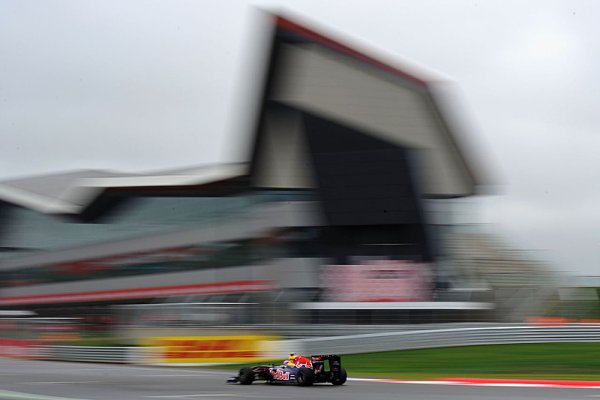 Deštěm promíchanou kvalifikaci na Silverstonu vyhrál Webber