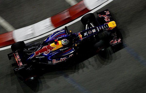 Ani v Singapuru se revoluce nekonala, na pole position Vettel