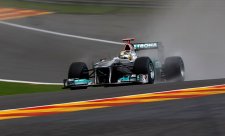 První trénink ovládli Schumacher s Rosbergem a déšť