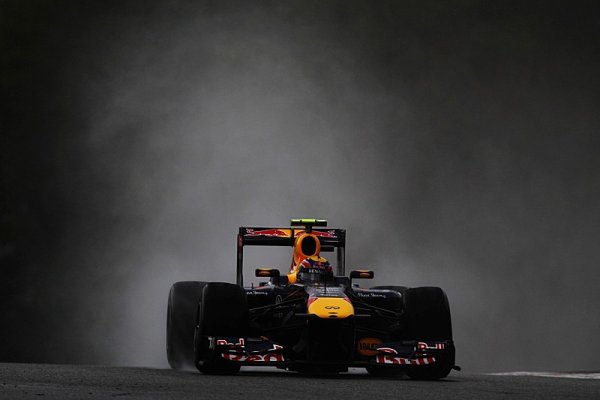 Morký závěrečný trénink vyhrál Webber těsně před Hamiltonem