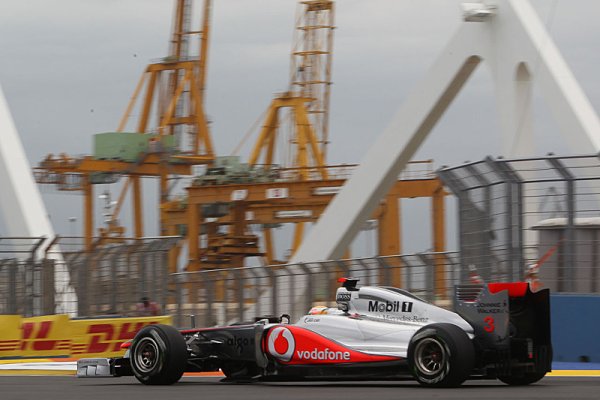 Jezdci McLarenu mají problémy se střední směsí pneumatik