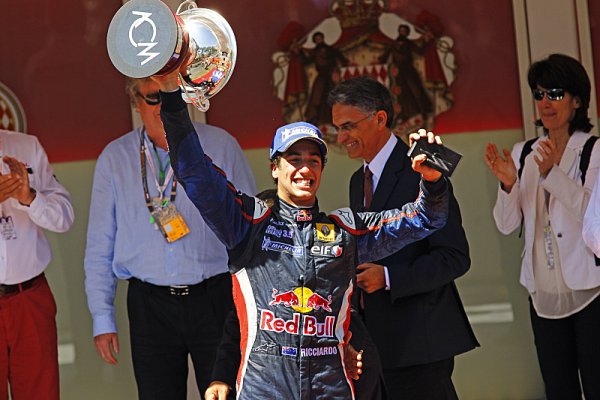 Ricciardo vyhrál stylem start-cíl závod v ulicích Monaka Ricciardo vyhrál stylem start-cíl závod v ulicích Monaka