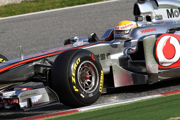 McLaren upustil od radikálního řešení výfuků