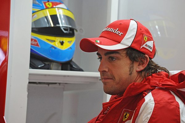 Nové pneumatiky poškodí přední týmy, tvrdí Alonso