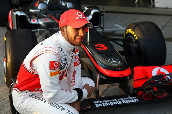 Hamilton mírní spekulace o možném přestupu k Red Bullu