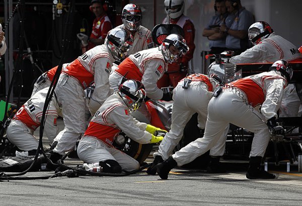 McLaren zapracoval na zastávkách v boxech