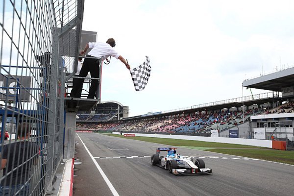 Cecotto díky risku na Hockenheimu podruhé vítězí