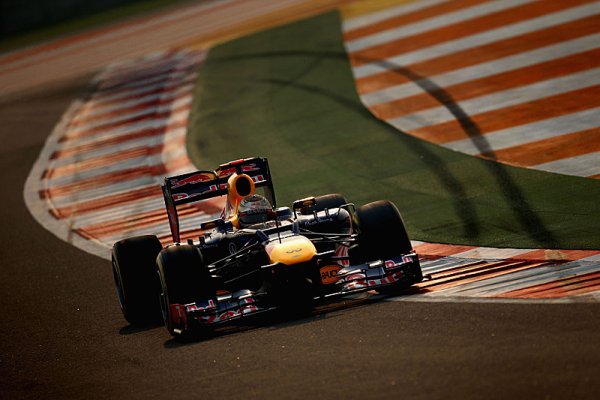 První řada opět záležitostí Red Bullu, Vettel v čele