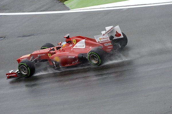 Ferrari ukazuje vzrůstající formu, Alonso na pole position