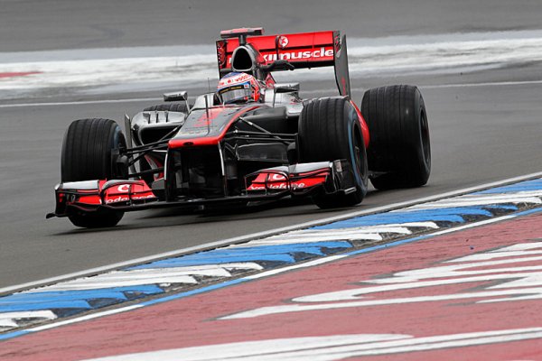 Na čele prvního tréninku duo McLarenu