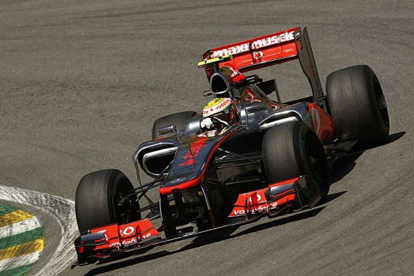 Hamilton na čele prvního tréninku o 0,009 s před Vettelem