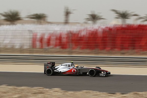 Bahrajnský víkend odstartoval nejrychleji Hamilton