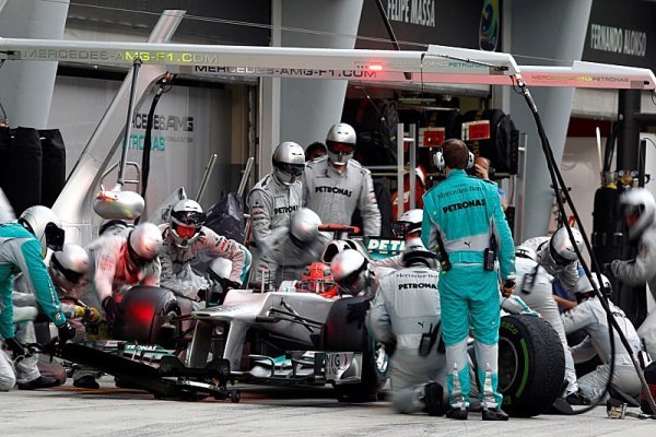 Mercedes pokutován za chybu v boxech Mercedes pokutován za chybu v boxech