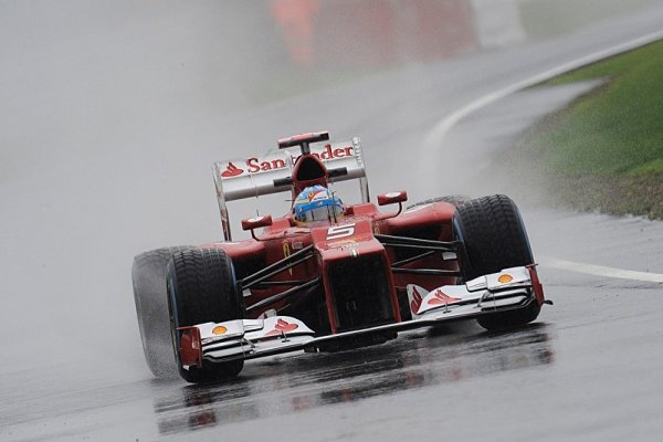 Deštěm přerušenou kvalifikaci vyhrál Alonso!