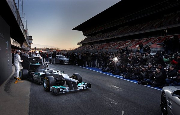Mercedes odhalí svůj letošní vůz den před začátkem testů Mercedes odhalí svůj letošní vůz den před začátkem testů