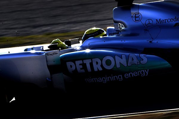 Mercedes si může troufnout na přední týmy, věří Rosberg