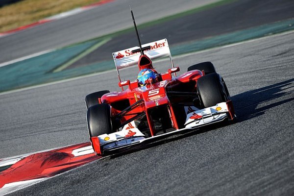 Ferrari zatím zaostává, přiznává Alonso