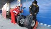 Týmy zvažují zákaz předehřívacích deček na pneumatiky