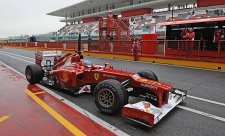 Alonso na čele propršeného prvního dne testů