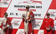 O poslední dvě vítězství sezóny se podělili Höher a Hanžl