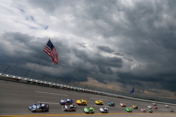 Deštivý závod na Talladega Superspeedway s nervy drásajícím koncem 