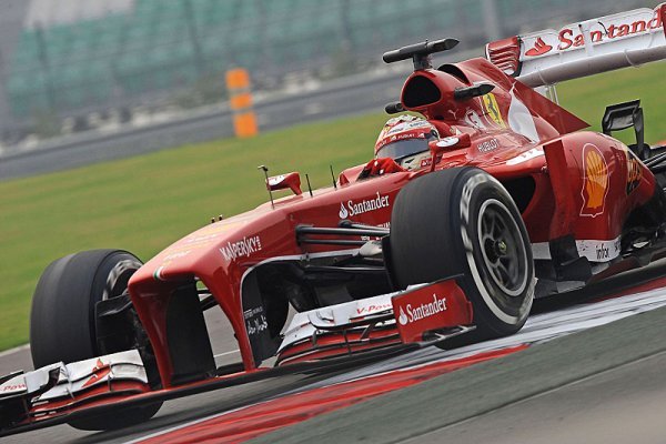 Alonso se závodem protrápil s poškozeným vozem