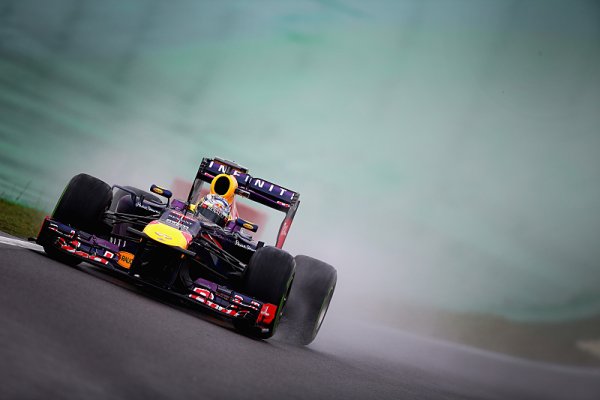 V deštivé kvalifikaci si pro pole position doplaval Vettel
