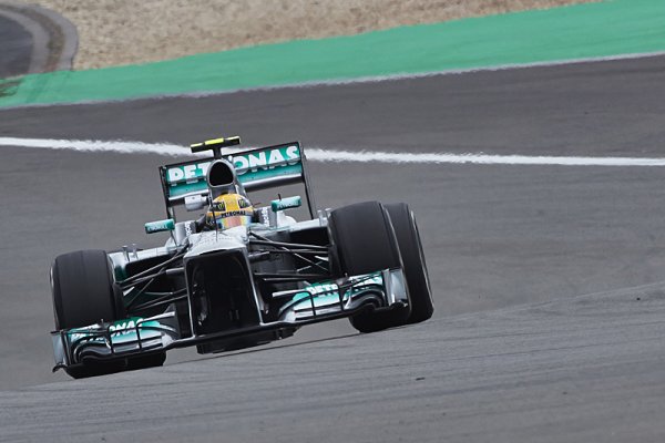 Šestá pole position pro Mercedes, třetí pro Hamiltona