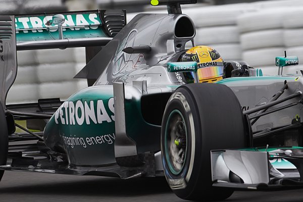 Hamilton si nedokáže vysvětlit potíže s pneumatikami