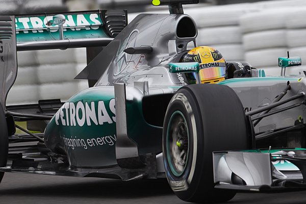 Hamilton potřetí v řadě na pole position