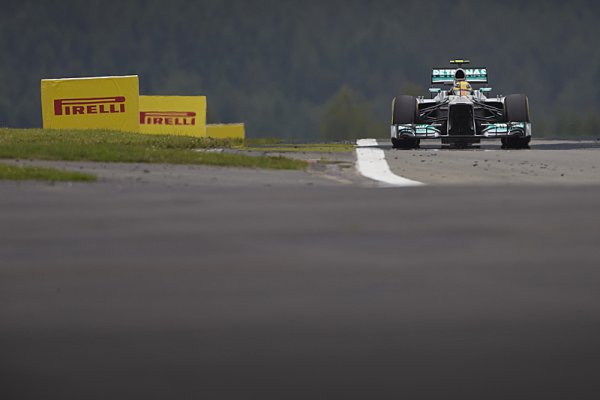 Mercedesy na čele tréninku, Hamilton před Rosbergem