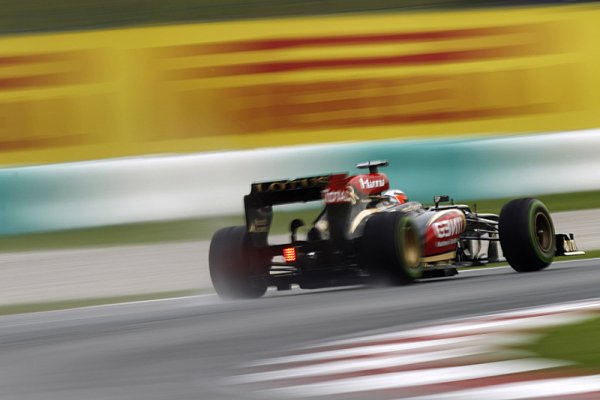 V deštěm smáčeném tréninku byl nejrychlejší Räikkönen