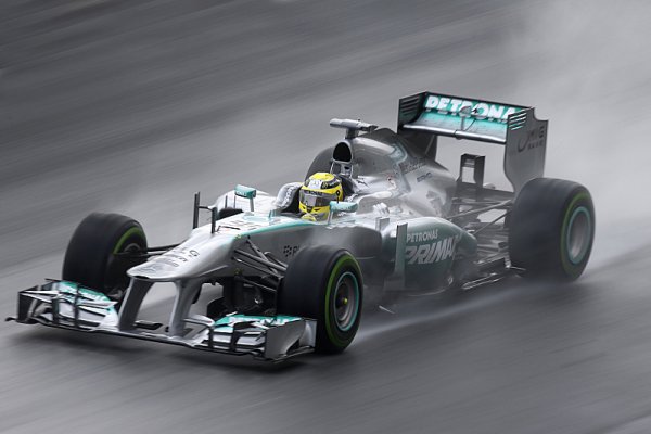 Poslední první trénink sezóny vyhrál Rosberg