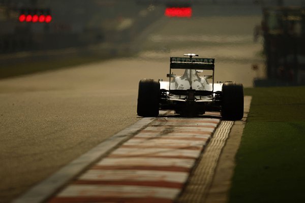 Mercedesy na čele, Rosberg před Hamiltonem