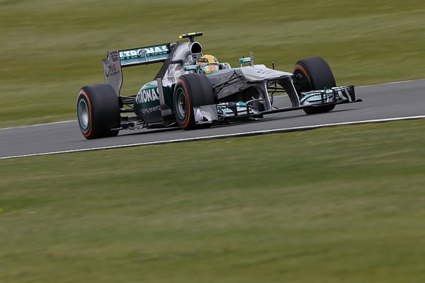 Mercedes znovu kraluje kvalifikacím, Hamilton první