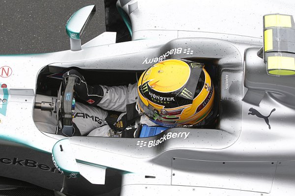 Hamilton má obavy z Vettelovy rychlosti v závodě Hamilton má obavy z Vettelovy rychlosti v závodě