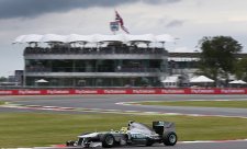 Divoký závod plný defektů vyhrál Rosberg