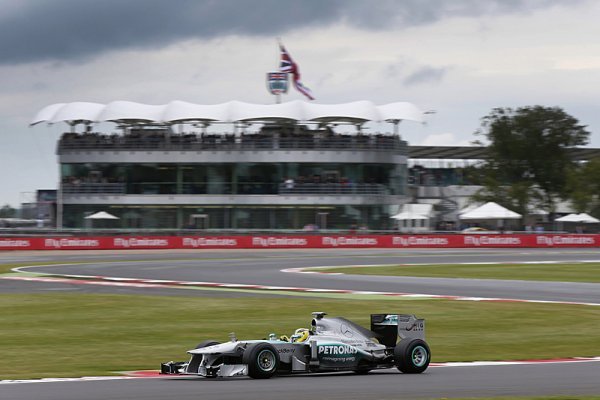 Divoký závod plný defektů vyhrál Rosberg