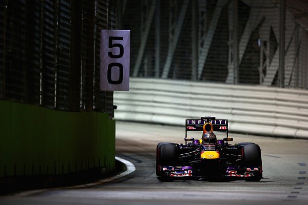 Vettel kraloval nočnímu Singapuru také v kvalifikaci