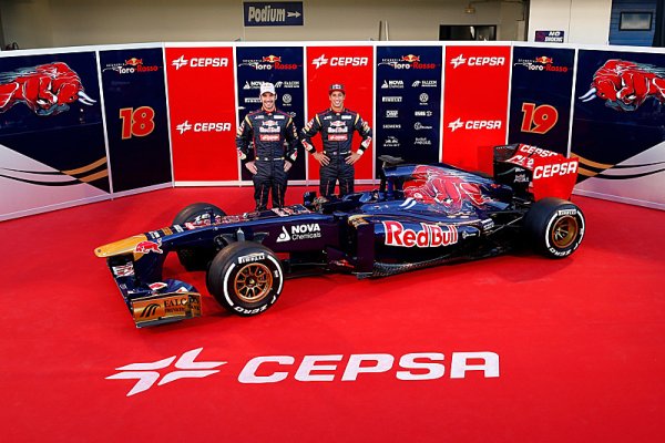 Zpod plachty už vykoukl rovněž monopost týmu Toro Rosso