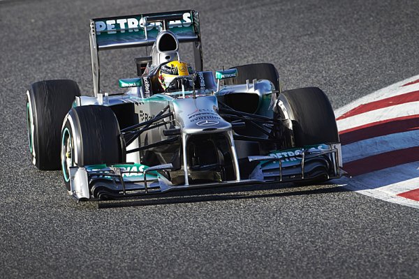 Mercedes díky Hamiltonovi na čele