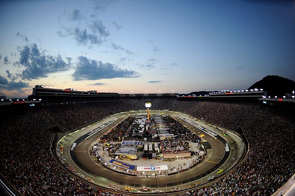 Připravte žluté vlajky, Sprint Cup míří směr Bristol