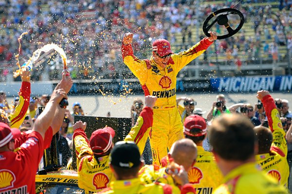 V Michiganu kraloval Joey Logano