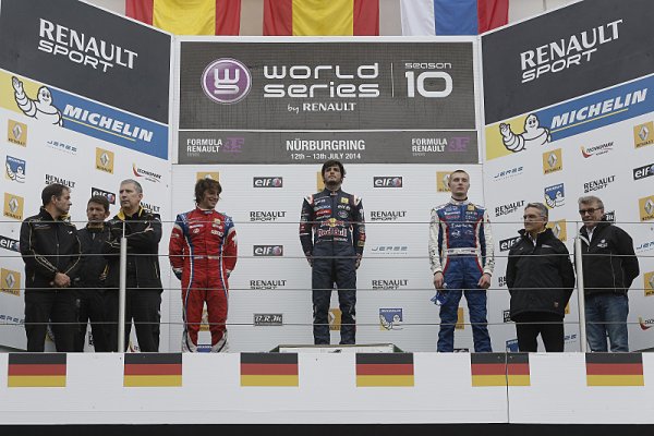 Carlos Sainz Jr. získal na Nurburgringu páté vítězství v sezóně